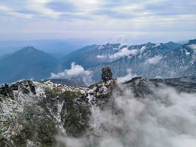 灰色云雾摄影照片_大山中午雾海山峰自然摄影图配图