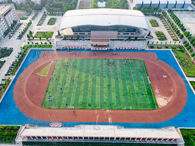体育馆运动场摄影照片_贵州大学中午体育馆运动跑步摄影图配图