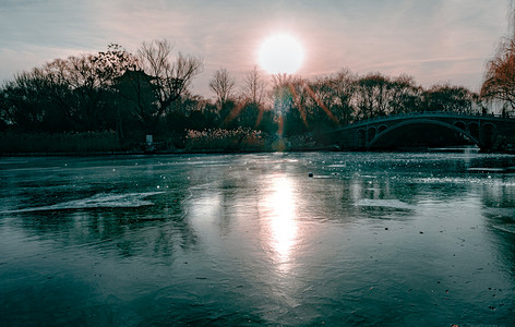 冬天结冰的湖边落日风光