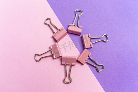粉紫色创意文具粉色夹子粉紫背景摆拍摄影图配图