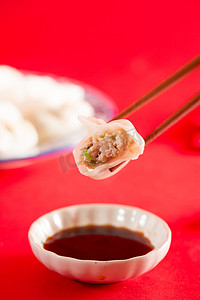 新春过年包饺子节日喜庆美食摄影图配图