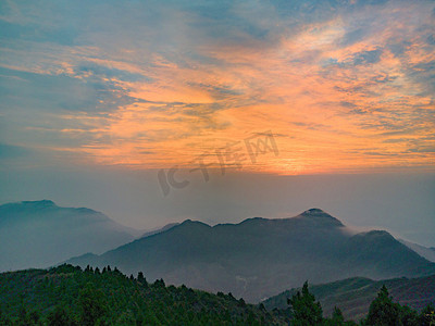 清晨大山摄影照片_大山清晨彩霞自然日出摄影图配图