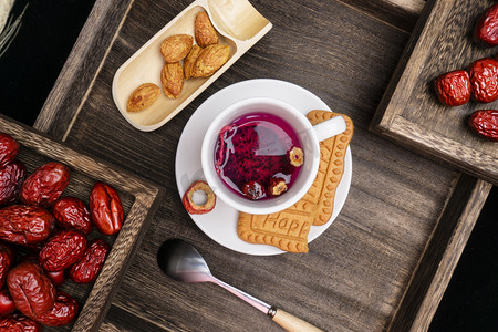 木质托盘春节红枣果茶搭配坚果食品摄影图配图