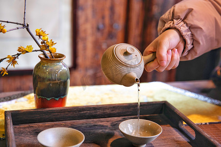 茶道白天茶器室内倒茶摄影图配图