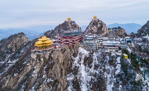 老君山白天老君山寺庙老君山静物摄影图配图