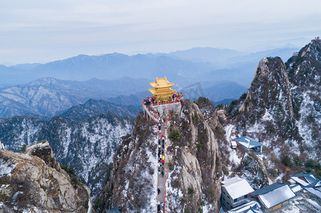 蓝色大气摄影照片_老君山白天老君山老君山静物摄影图配图