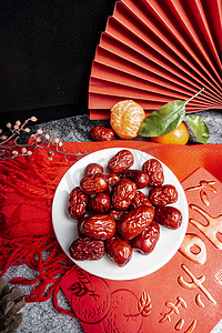 中国新年红包摄影照片_中国红新年年货零食枣子摄影图配图