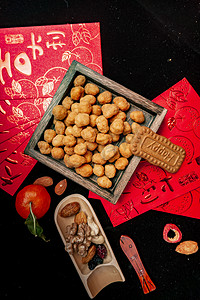 红蓝手绘新年摄影照片_中国红新年主题零食花生甜点红包压岁钱摄影图配图