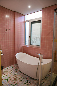洗澡浴缸摄影照片_浴室白天浴缸卫生间 摄影图配图