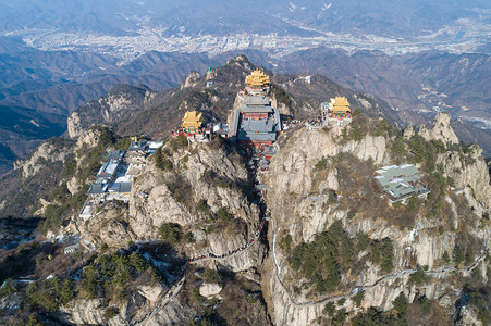 老君山寺庙白天老君山寺庙老君山上香摄影图配图