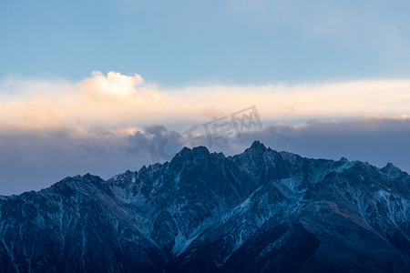 觉巴山日落夕阳山峰室外摄影摄影图配图