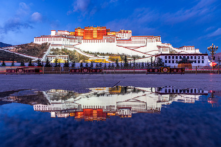西藏风景摄影照片_布达拉宫风景夜晚布达拉宫室外摄影摄影图配图