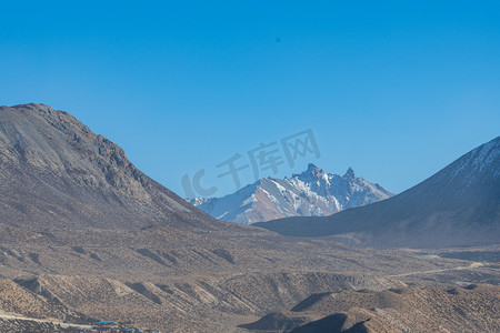 西藏八宿路上白天山峰室外摄影摄影图配图