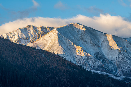 大雪蓝色摄影照片_觉巴山垭口风光日出 山峰 雪山 室外 摄影摄影图配图