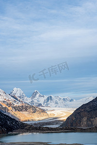 西藏风景摄影照片_米堆冰川日出雪山室外摄影摄影图配图