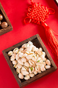 鞭炮一手拿中国结的人物新年儿童手拿福字中国结开心拜年人像图中国结