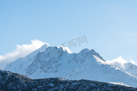 二十四节气之大雪摄影照片_西藏来古冰川山峰白天山峰室外摄影摄影图配图