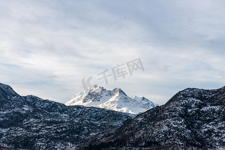 炸鸡实景摄影照片_米堆冰川实景日出雪山室外摄影摄影图配图