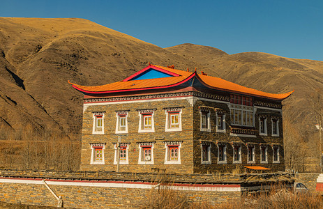 城市晴天藏寨山峰旅游摄影图配图
