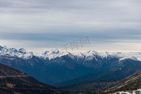 西藏米拉山垭口白天 群峰 室外摄影摄影图配图