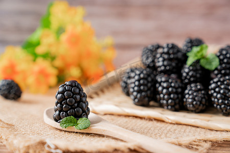 黑莓水果营养食品美食摆拍摄影图配图