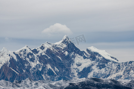 暖春旅游摄影照片_林芝南喀巴瓦峰白天山峰 室外摄影摄影图配图