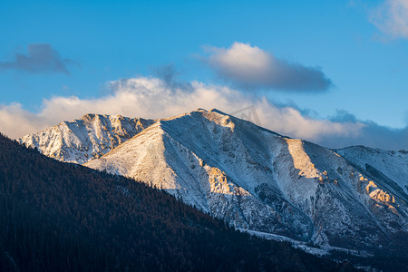 高山蓝天摄影照片_觉巴山垭口日出  雪山 蓝天 风光 室外 横拍摄影图配图