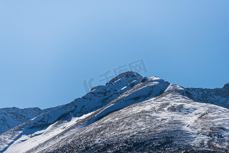 川西高原雪山白天雪山室外摄影摄影图配图