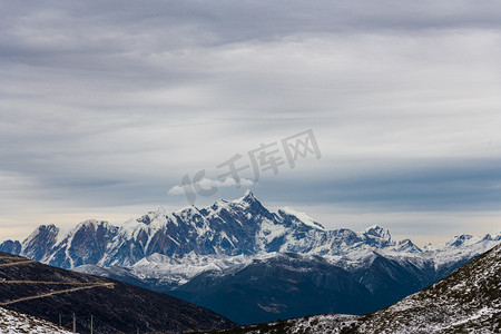 西藏米拉山风光白天山峰室外摄影摄影图配图