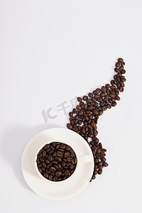 干净简洁摄影照片_咖啡豆冬季咖啡干净简洁静物摄影图配图
