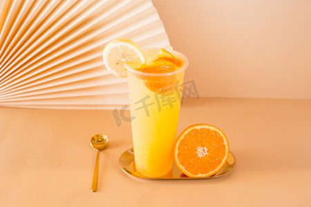 夏天饮料简约清新网红橙子汁饮品水果茶饮摄影图配图