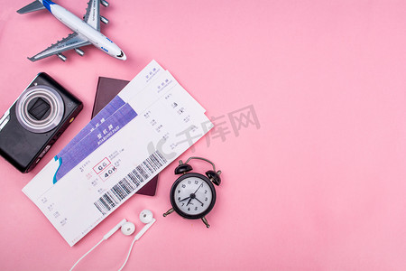 春运摄影照片_旅行白天机票粉色背景放置摄影图配图