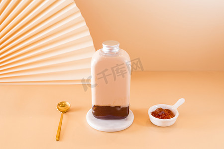 夏天饮料简约清新茶饮网红饮品瓶装茶冻奶茶摄影图配图