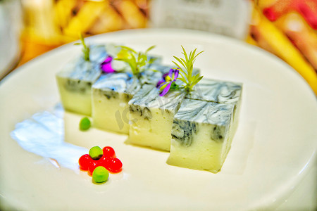 墨鱼汁慕斯摄影图配图芒果布丁,亚洲甜点心自制巧克力慕斯蛋糕配