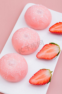 麻薯摄影照片_水果草莓甜点大福麻薯粉色摄影图配图