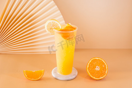 简约夏天摄影照片_夏天饮料简约清新茶饮饮品水果网红橙子汁摄影图配图