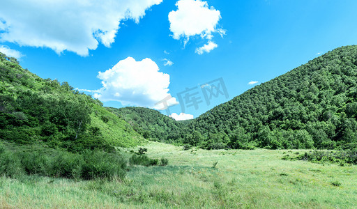蓝天绿色上午草坪风景旅游摄影图配图