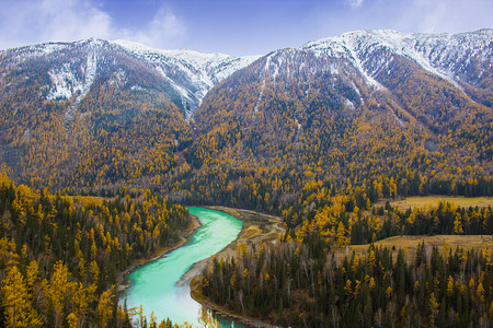 充电桩俯视图摄影照片_新疆深秋月亮湾雪山观景摄影图配图