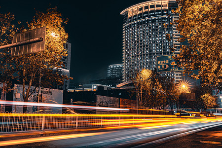 光黑金摄影照片_武汉城市建筑夜晚车流光绘解放路长曝光摄影图配图