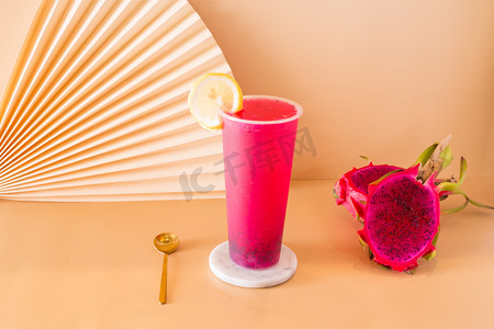 夏天饮料简约清新饮品水果茶饮网红火龙果汁摄影图配图