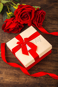 情人节摄影照片_送礼物情人节礼物盒木桌上放置摄影图配图