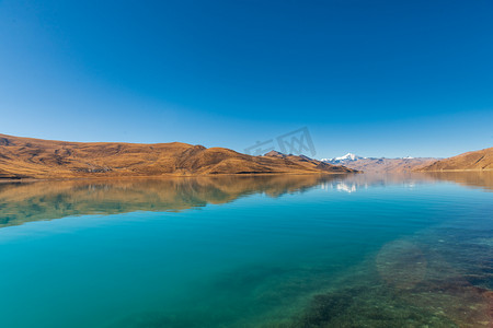 西藏羊卓雍措湖全景日出湖泊室外摄影摄影图配图