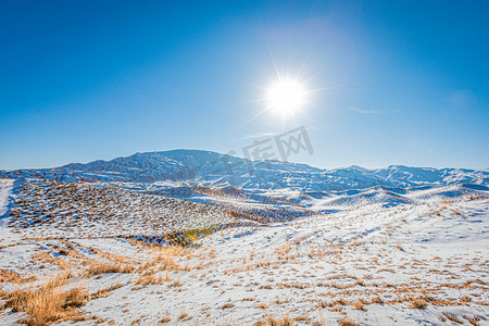 小雪风景图摄影照片_甘肃晴天平山湖大峡谷草甸摄影图配图