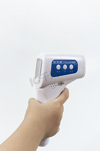 健康防护安全手拿测温枪测试温度摄影图配图