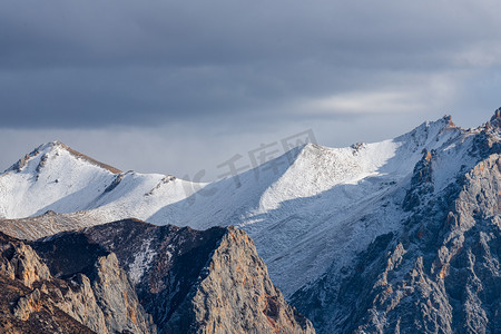 西藏业拉山日落日落雪山室外摄影摄影图配图