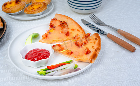 甜品盘子摄影照片_烘焙美食午后两块披萨室内餐桌吃披萨摄影图配图