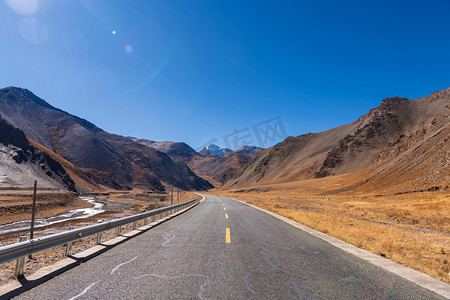 道路蓝色摄影照片_羊卓雍措湖路上白天道路室外摄影摄影图配图