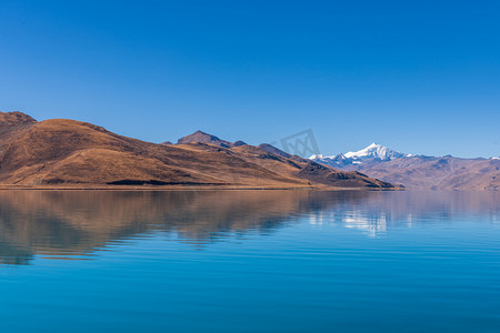 西藏羊卓雍措湖日出湖面室外摄影摄影图配图