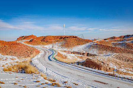 甘肃张掖雪季平山湖大峡谷雪后道路摄影图配图