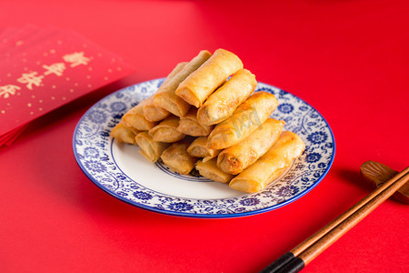 年味十足字体设计摄影照片_年夜饭美食春节年味餐饮春卷新年除夕摄影图配图